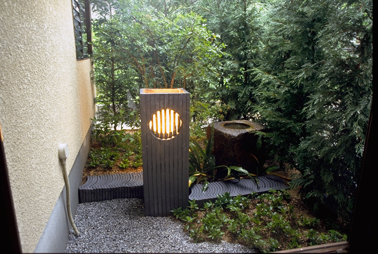 淡路島のイブシ瓦の土で作った［あかり］