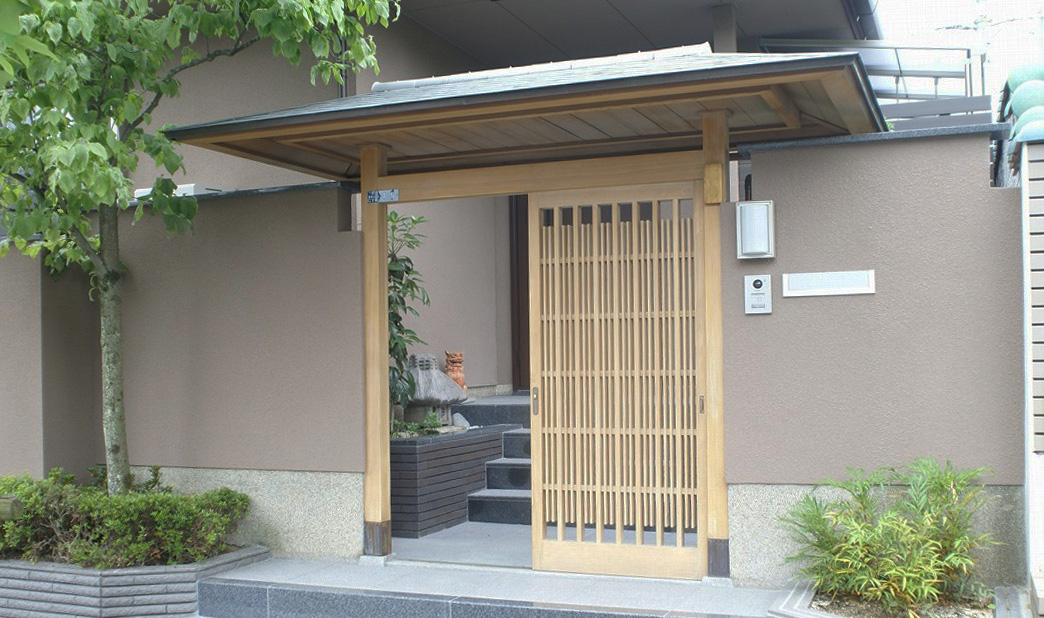 和の佇まい　数寄屋門