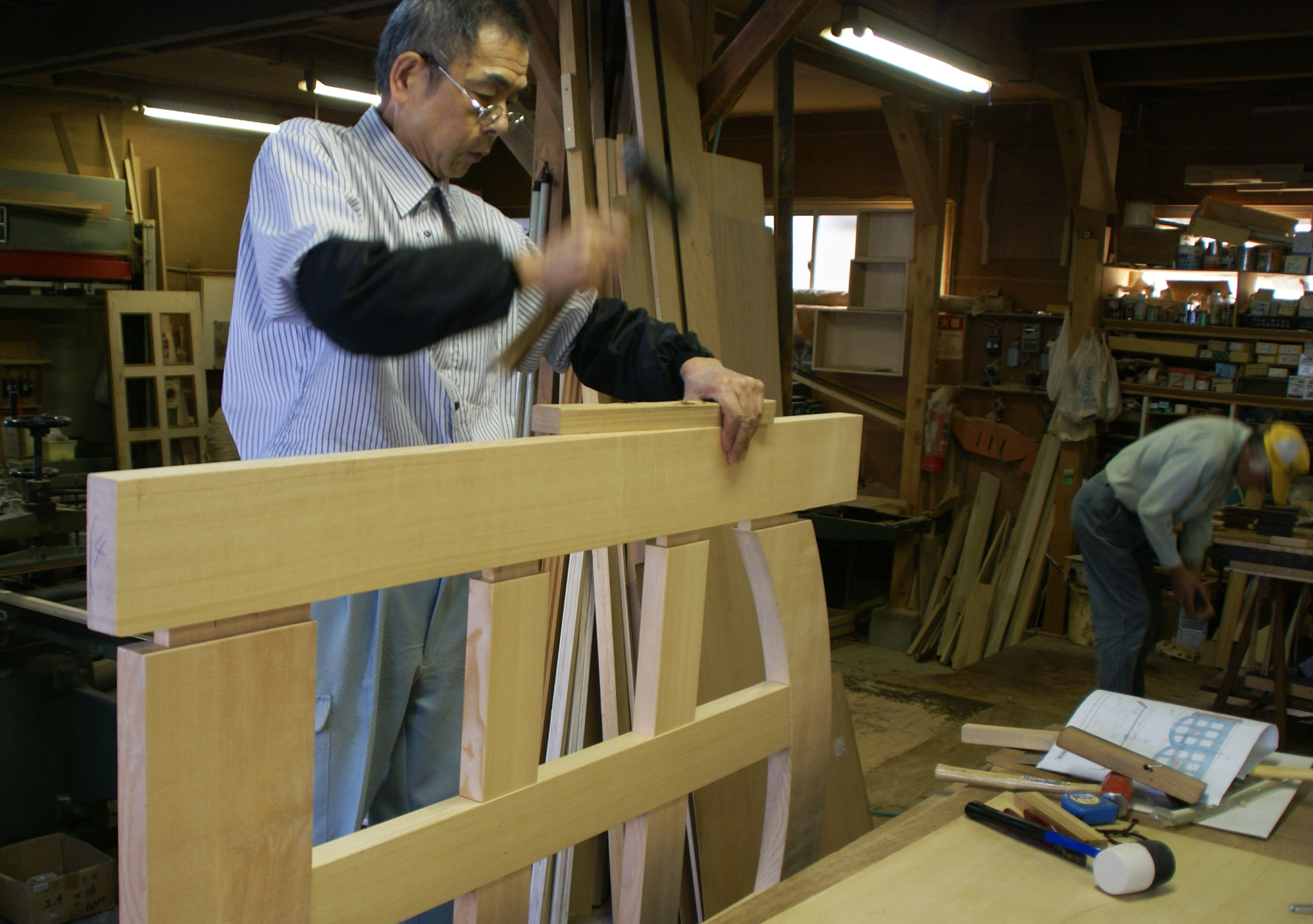 老練な建具職人、釘を使わない匠の技