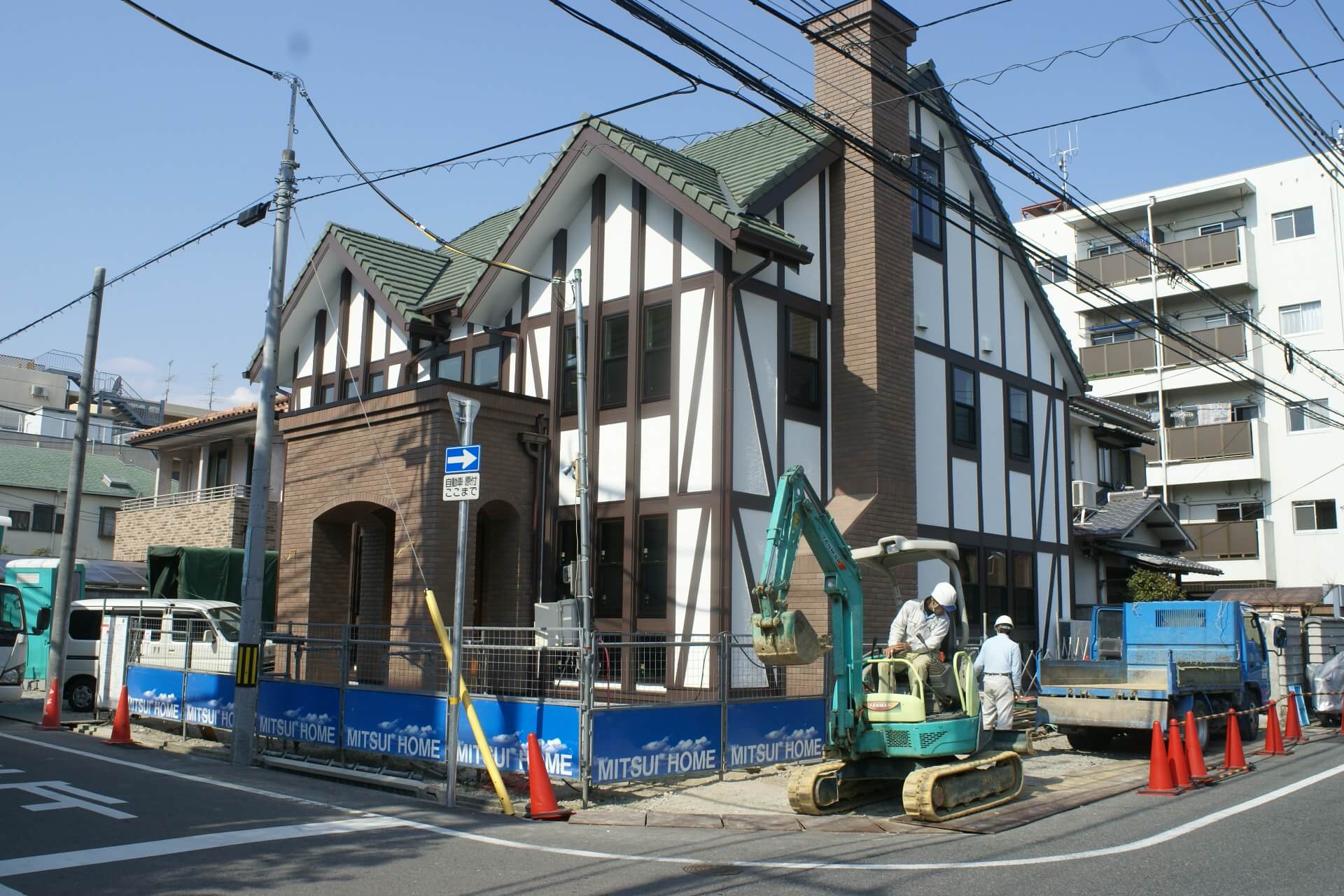外構工事着工（重機で掘削工事）
