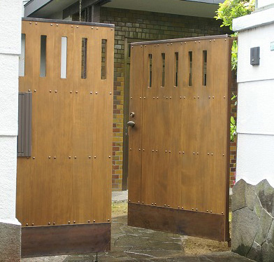 国産ヒバ材のオリジナル木製門扉
