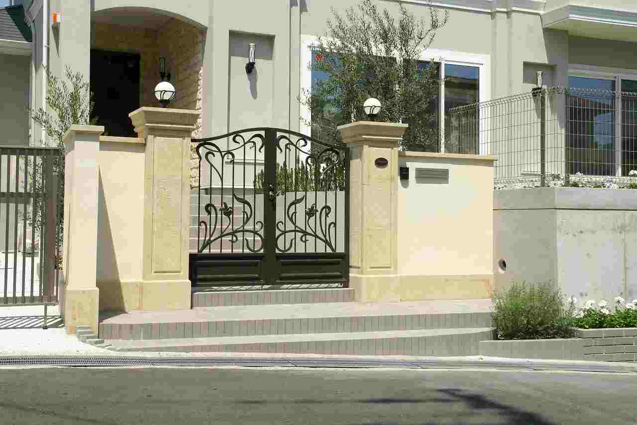 ヨーロピアンデザイン輸入住宅の外構工事、大理石の門柱,ローアイアン門扉 サブ画像