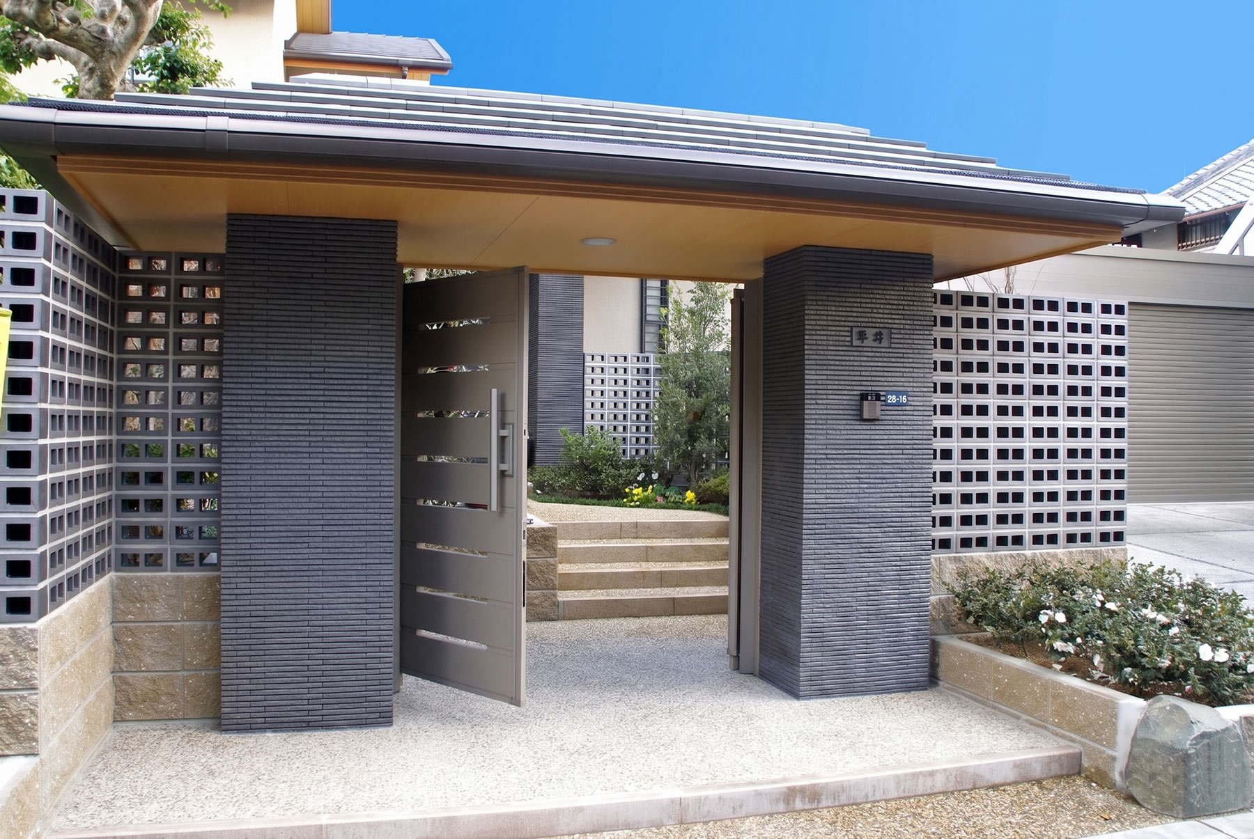 和モダン屋根のある門［交野市の家］外構工事
