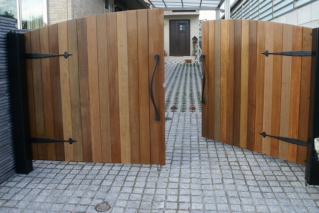 おしゃれな木製門扉 　［尼崎市の外構工事、造園工事］ サブ画像
