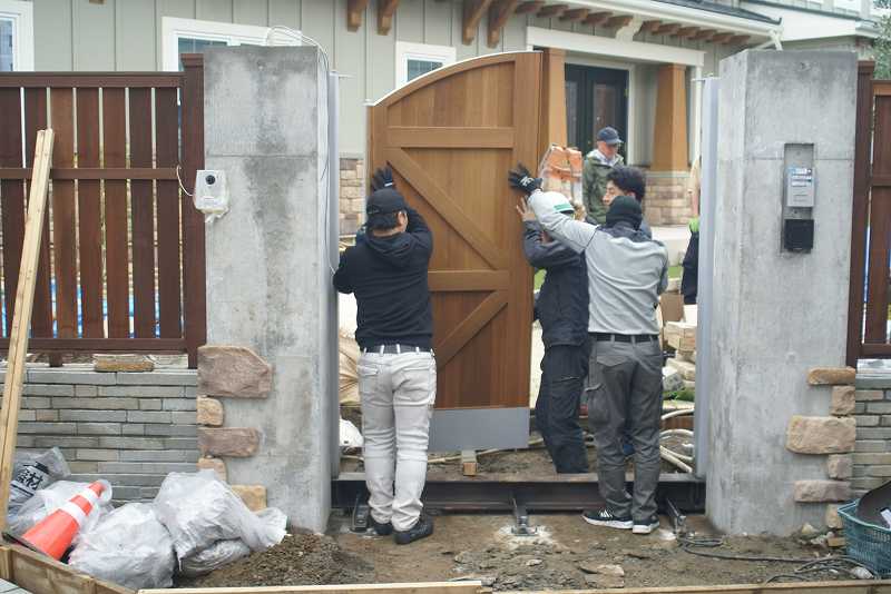 輸入住宅の門構［横浜市の外構工事］ サブ画像
