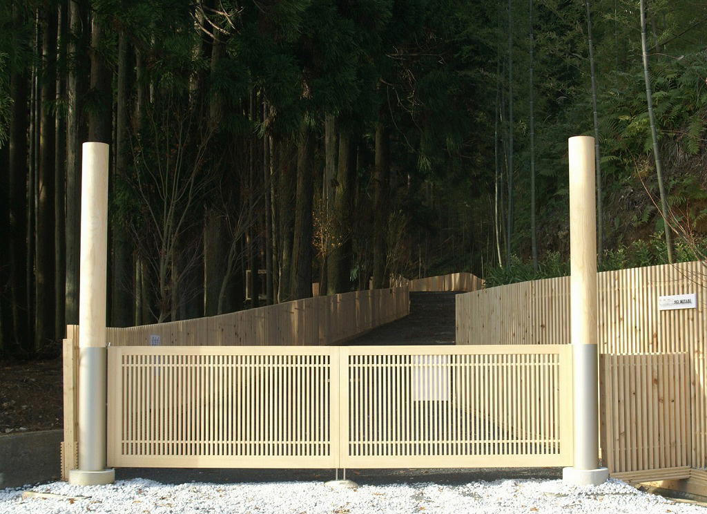 白木の門扉  オーダーメイド 木柵が山荘へと誘導。お寺 神社の門 お庭設の計施工　