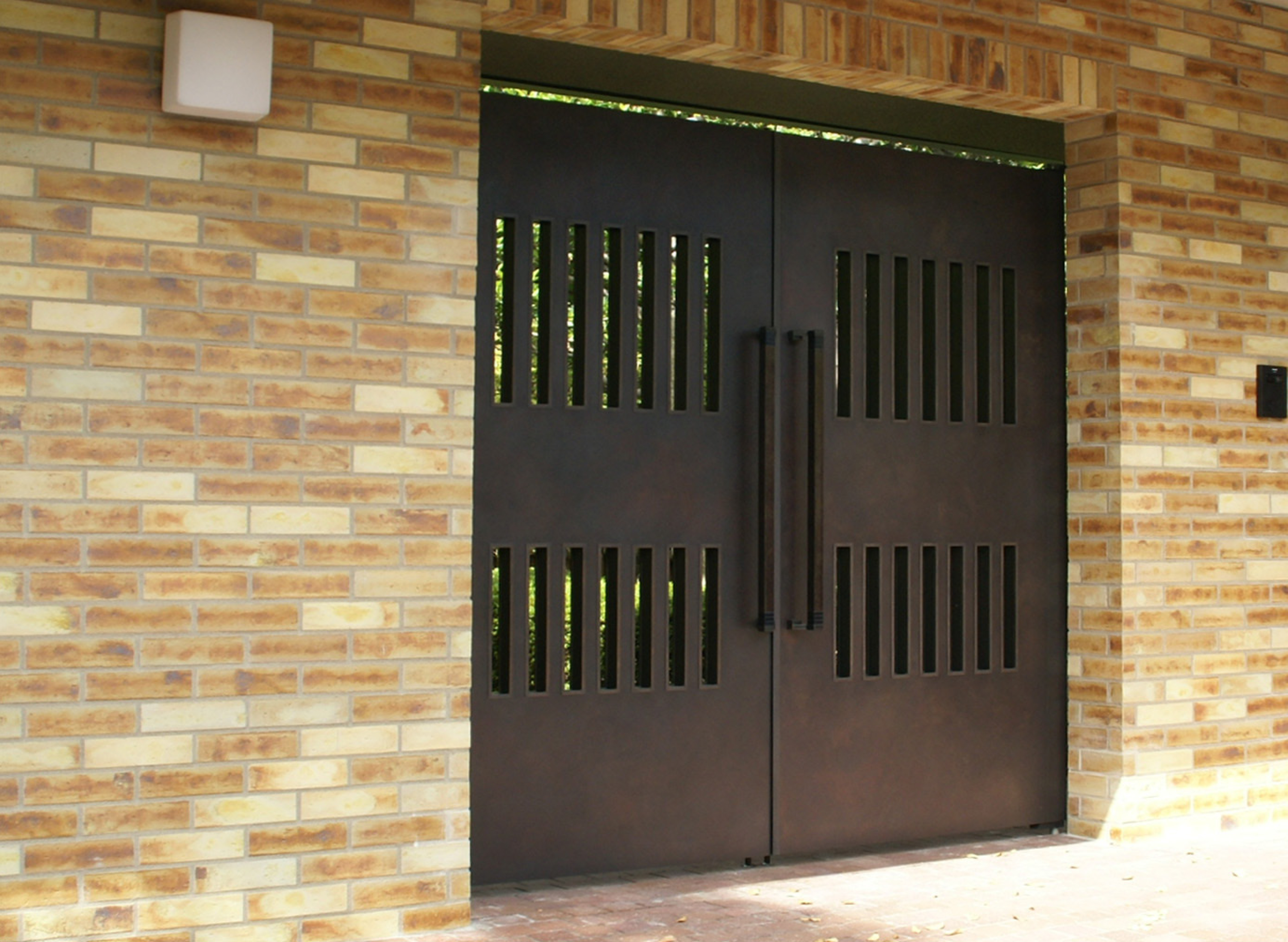 高岡銅器の伝統工芸士と作る銅板の創作門扉
